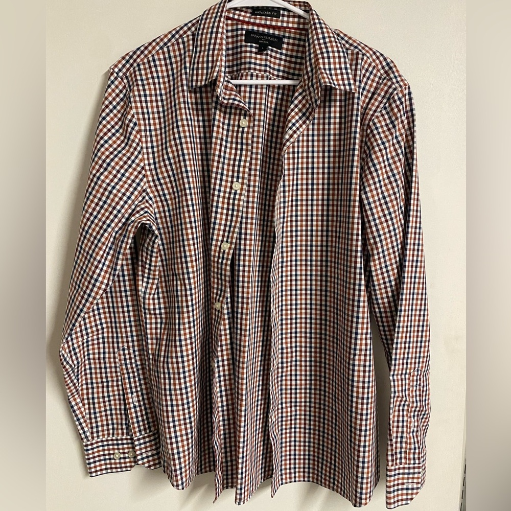 Men’s Banana Republic untuck no-iron button down plaid shirt. Size Large